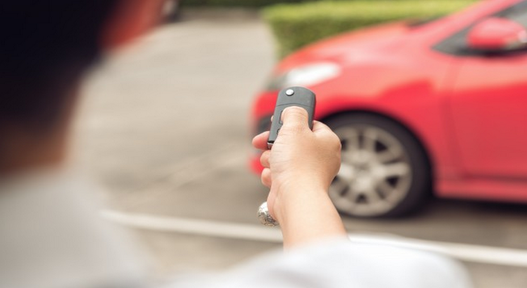 Consumidor será indenizado por fabricante e concessionária por problema em carro 0 km