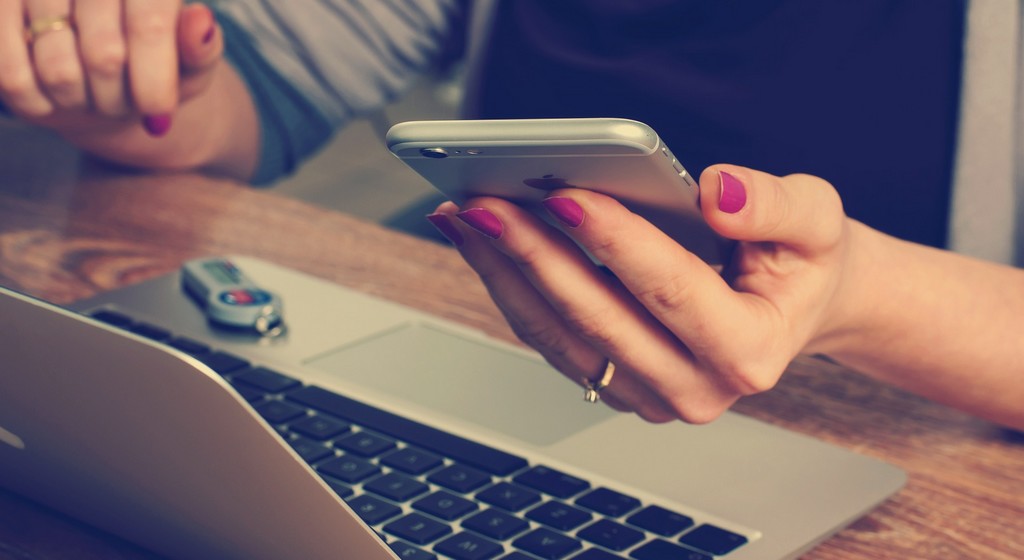 Consumidora receberá indenização de loja online por não receber celular