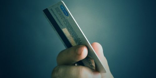 Mulher será indenizada pelo ex-namorado por furto de cartão de crédito