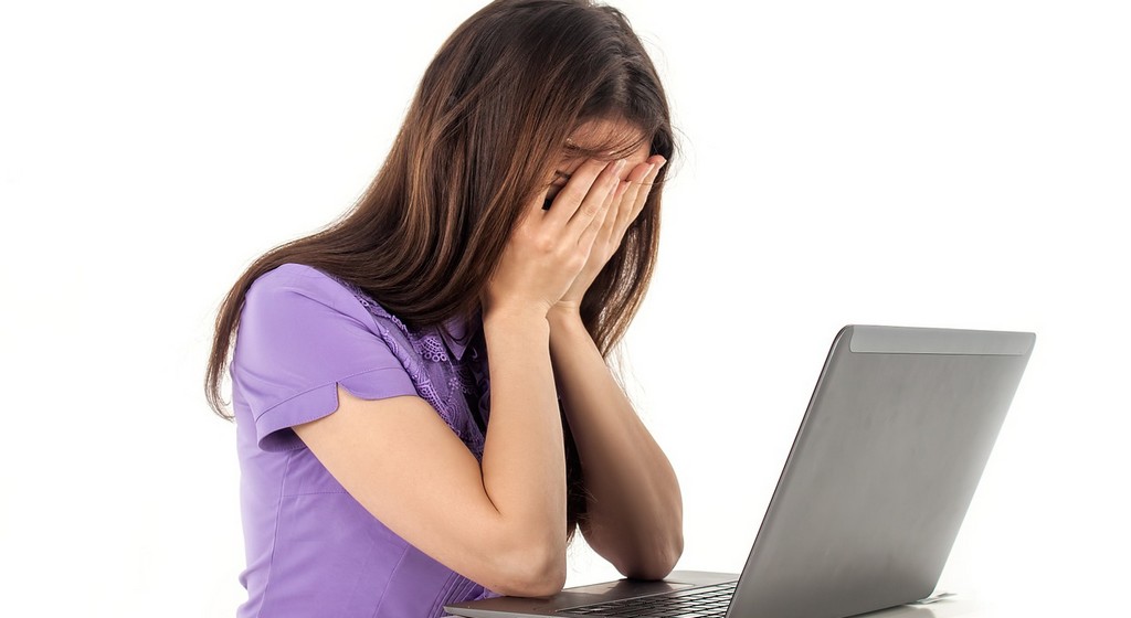 Funcionária faz postagem em rede social e tem demissão por justa causa
