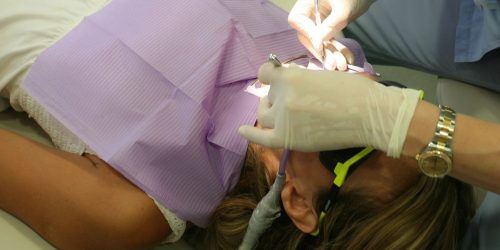 Paciente será indenizada por clínica odontológica após perda óssea dos dentes