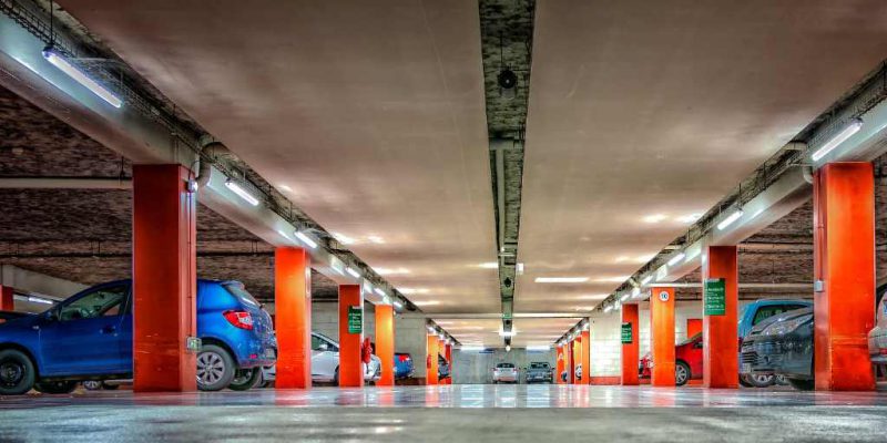 Roubo em estacionamento de supermercado não gera indenização a cliente